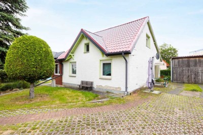 Mit Keller, Einbauküche, Rollladen, Pool, Garage, Carport: Bahnhofsnahes Einfamilienhaus in Marzahn