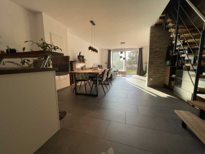 erstklassiges, moderneres RMH mit 5 Zi, offener Küche, HWR, 2,5 Bädern und traumhaftem Garten