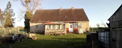 Bauernhaus mit Scheune in Außenlage bei Pasewalk