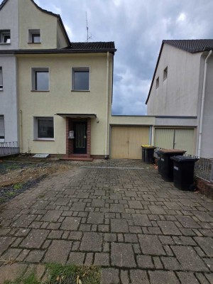 Stilvolle 6-Zimmer-Wohnung mit gehobener Innenausstattung mit Balkon in Köln Merkenich