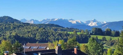3-Zimmer-DG-Wohnung mit traumhafter Bergsicht, Balkon und Einbauküche in Sonthofen