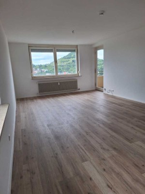 Schwellenfreie, frisch renovierte 4-Zimmer-Wohnung mit Weitblick über Eningen und zur Achalm