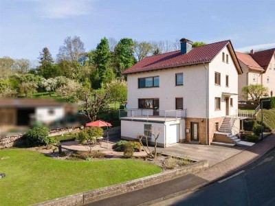 Sehr gepflegter Zustand: 3-Zimmer-Wohnung mit großem Balkon, Garten und Einbauküche