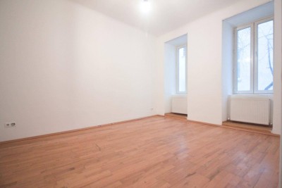 Sanierungsbedürftig | 3 Zimmer Altbau-Wohnung | ruhige Innenhoflage | zentral begehbar