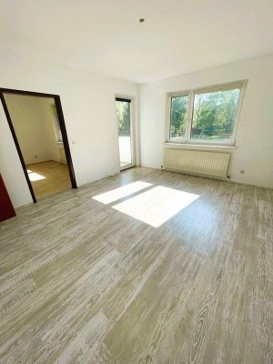 2-Zimmer Wohnung mit Loggia, separater Küche und Blick in den begrünten Innenhof