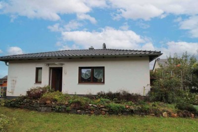 Einfamilienhaus im Bungalowstil mit Fußbodenheizung, Kamin und Einbauküche