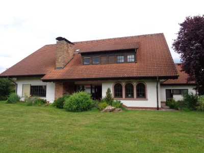 HUGE FREESTANDING COUNTRY HOUSE WITH LOTS OF FEATURES!