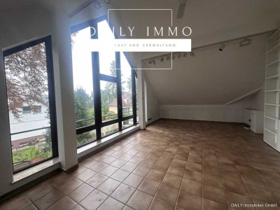 10 Zimmer im Grünen: ruhig gelegene Wohnung im kleinen Mehrfamilienhaus in Berlin-Hermsdorf