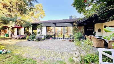 Einfamilienhaus im Bungalow-Stil + Nutzflächen / Pool / Terrasse auf riesigem Traumgrundstück