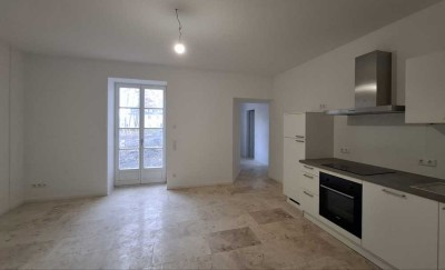 Helle moderne, große 2,5  Zimmer- Terrasse u. EBK, Erstbezug, Fussbodenheizung, Solar.