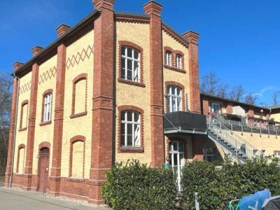 Charmante Altbau-Dachwohnung im sanierten Kutscherhaus – zwischen Parkidylle & Spreeufer