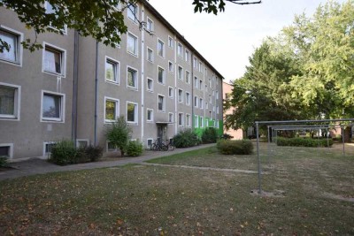 Alles was man benötigt: Tageslichtbad, Balkon und NEUER Bodenbelag! 3 ZKB plus Balkon