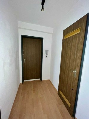 Geschmackvolle DG-Wohnung mit einem Raum und Einbauküche in Bonn