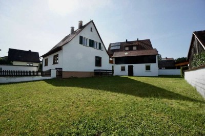 Gemütliches Einfamilienhaus mit großem Garten und zwei Garagen - ideal für Familien & Gartenliebhabe