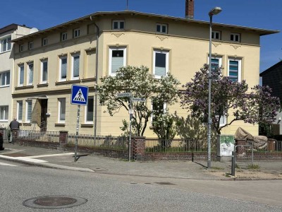 Sonnige Altbauwohnung umgeben von kleinen Vorgarten