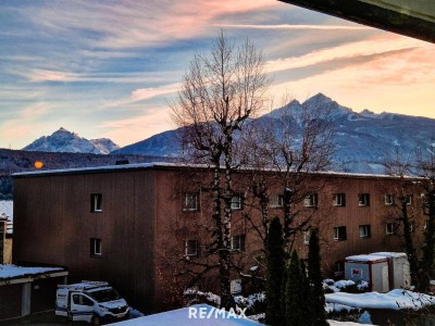 Hauscharakter: Großzügig geschnittene 4-Zimmer-Wohnung mit Balkon in prächtiger Aussichtslage in Hötting!