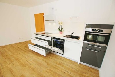 Toplage. Spitzen-Apartment im 1.OG mit hochwertiger EBK, sonniger Loggia, PKW-Stellplatz