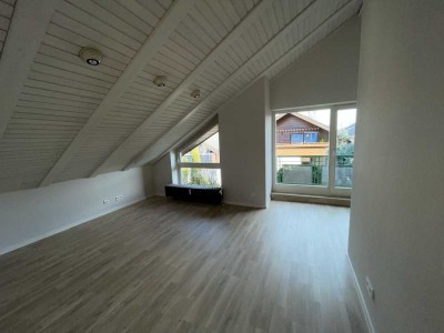 Exklusive renovierte 2-Zimmer-Dachgeschosswohnung mit Balkon und Pantry-EBK in Kornwestheim