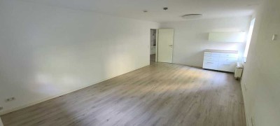 Stilvolle, sanierte 2,5-Zimmer-Souterrain-Wohnung mit EBK in Düsseldorf