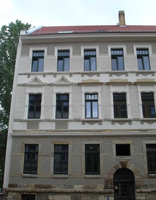 58 m² im sanierten Altbau, 2 Zimmer, Bad, Küche mit Balkon
