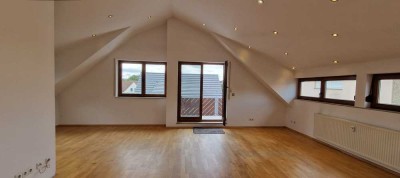 Geschmackvolle, helle 4,5-Zimmer-DG-Wohnung, Einbauküche, 2 TG-Plätze in Wolfschlugen