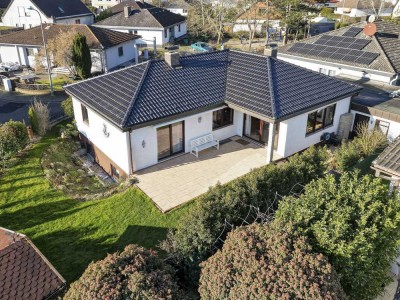 Zeitgeist - Freistehender Winkelbungalow mit Walmdach in ruhiger Lage