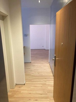 Modernisierte 2-Zimmer-Wohnung mit EBK + Garage