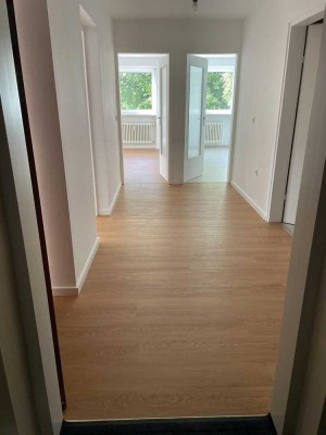 Helle und großzügige, neu renovierte 4-Zimmer-Wohnung mit Balkon in Starnberg