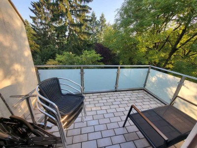 Lerchenau/Sonnige, großzügig geschnittene Dachgeschosswohnung mit Balkon u. Gartenblick in Parknähe.