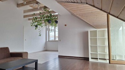 Ruhige und sonnige 2-Zimmer-DG-Wohnung mit 2 Balkonen in München Moosach