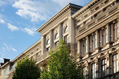 Komfortabel Wohnen im Berliner Baudenkmal: Topsanierte Altbauwohnung mit Balkon