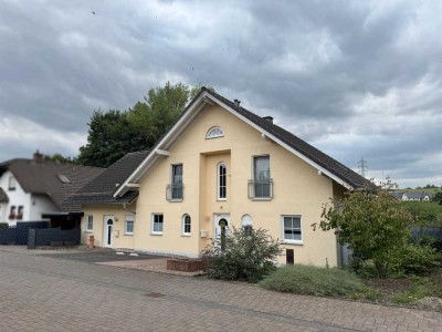 Großzügiges Einfamilienhaus mit unverbautem Blick ins Grüne