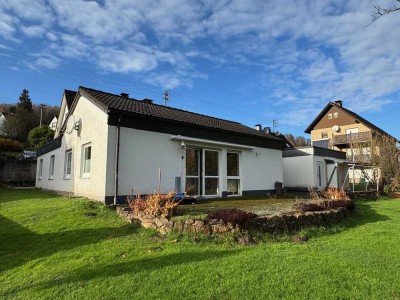 Wohnen auf einer Ebene - Wohnhaus mit Doppelgarage in Kreuztal-Buschhütten