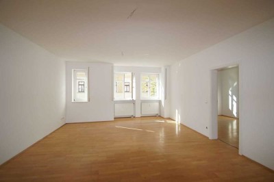 Großes Wohnzimmer, erster Stock und zentrale Lage- fehlen nur noch Sie!
