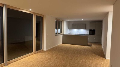 Hochwertige, helle, nachhaltige 2,5-Zimmer-Neubauwohnung in seenaher Lage. Terasse. Barrierefrei