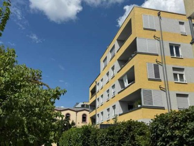 Großzügige und hochwertige 4 Zimmerwohnung mit Loggia und TG-Stellplatz zu vermieten