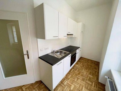 Neuwertiger 2 ZIMMER-Altbau + Einbauküche + Bad mit Dusche + extra WC + Laubengang (Balkonersatz)!