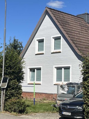 Preiswertes, großes und vollständig renoviertes Haus mit vier Zimmern und Einbauküche in Barmstedt