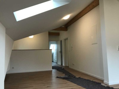 Sanierte 2 Zimmer Maisonette-Wohnung mit Balkon und EBK