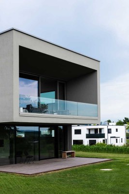 Modernes, freistehendes Wohn- und Geschäftshaus mit Stil – KfW 55 – ab 01.09.2025 bezugsfrei