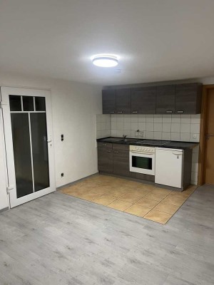 Einliegerwohnung, renovierte 1,5-Raum-Wohnung mit Badezimmer und Einbauküche in Neuwied.