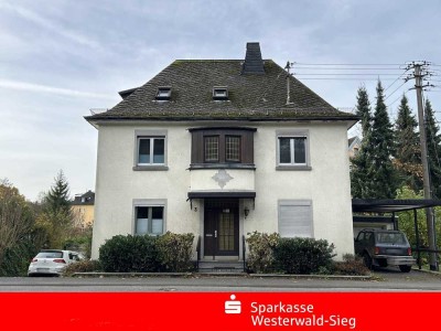 Wissen, großes Wohnhaus mit Garten, 2 Garagen sowie Carport