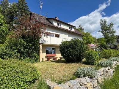 Freistehendes Zweifamilienhaus mit großem Garten