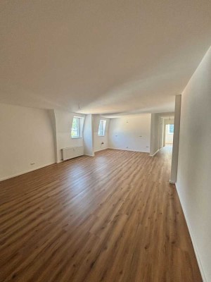 Moderne Dachgeschosswohnung mit 3 Zimmern, Ankleide und 2 Bädern – frisch renoviert in Bad Ems