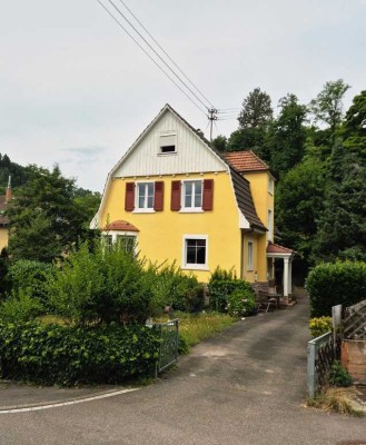 Familienfreundliches Zweifamilienhaus mit großem Garten und Doppelgarage in Baden-Baden Lichtental