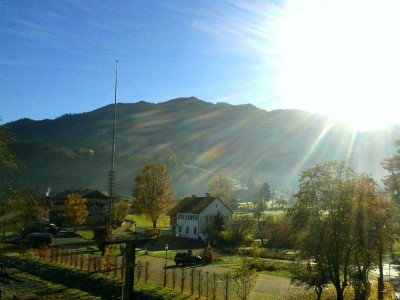 Den Kaffee in der Morgensonne mit Bergblick genießen