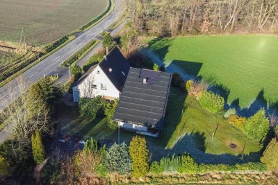 Alleinlage in Verl: Gestaltbares Zweifamilienhaus mit PV-Anlage und Solarthermie