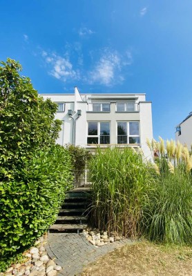 Direkte Rhein-Lage - Stilvoll möbliertes Wohnhaus mit traumhaftem Blick!