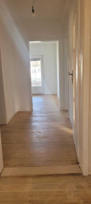 Schöne renovierte 5-Zimmer-Maisonette-Wohnung mit Balkon im begehrten Flussstraßenviertel