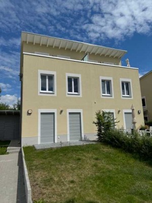 Schicke Doppelhaushälfte mit Dachterrasse, Einbauküche und Fußbodenheizung!
